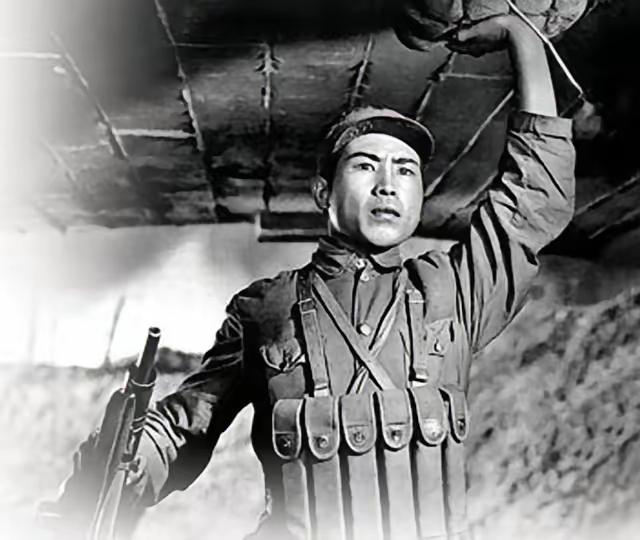 1948年5月25日，隆化，巨响之后，董存瑞烈士没有留下遗体。爆炸后的现场，只找