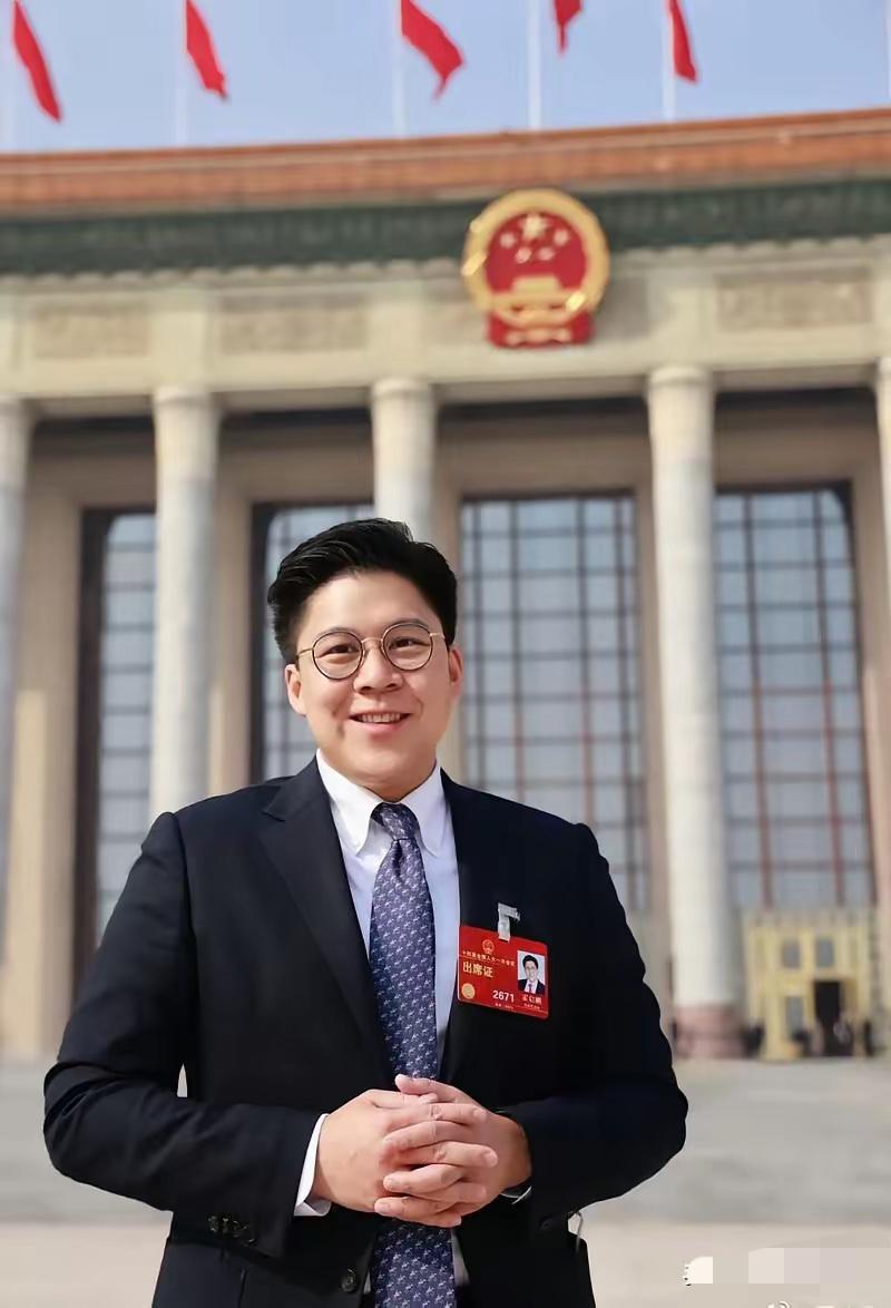 霍启刚曾在访谈中坦言，自己这辈子遇上两位改变命运的贵人，一位磨平了他的骄躁，重塑