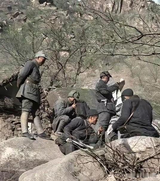 这应该是在战地指挥时拍下来的照片，从将士所穿的服装来看，应该是当年的八路军，这应