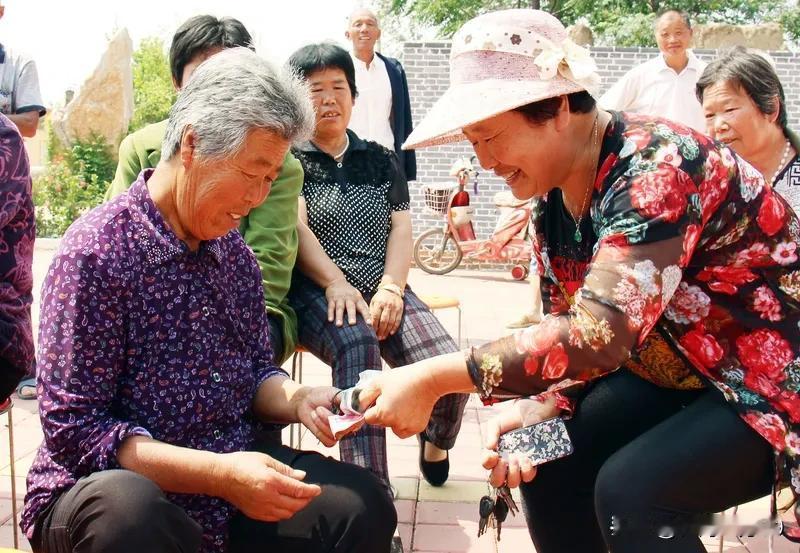 身边有不少老人又上当了，正兴高采烈的在讨论国家又要给农村老人发300块养老钱的事