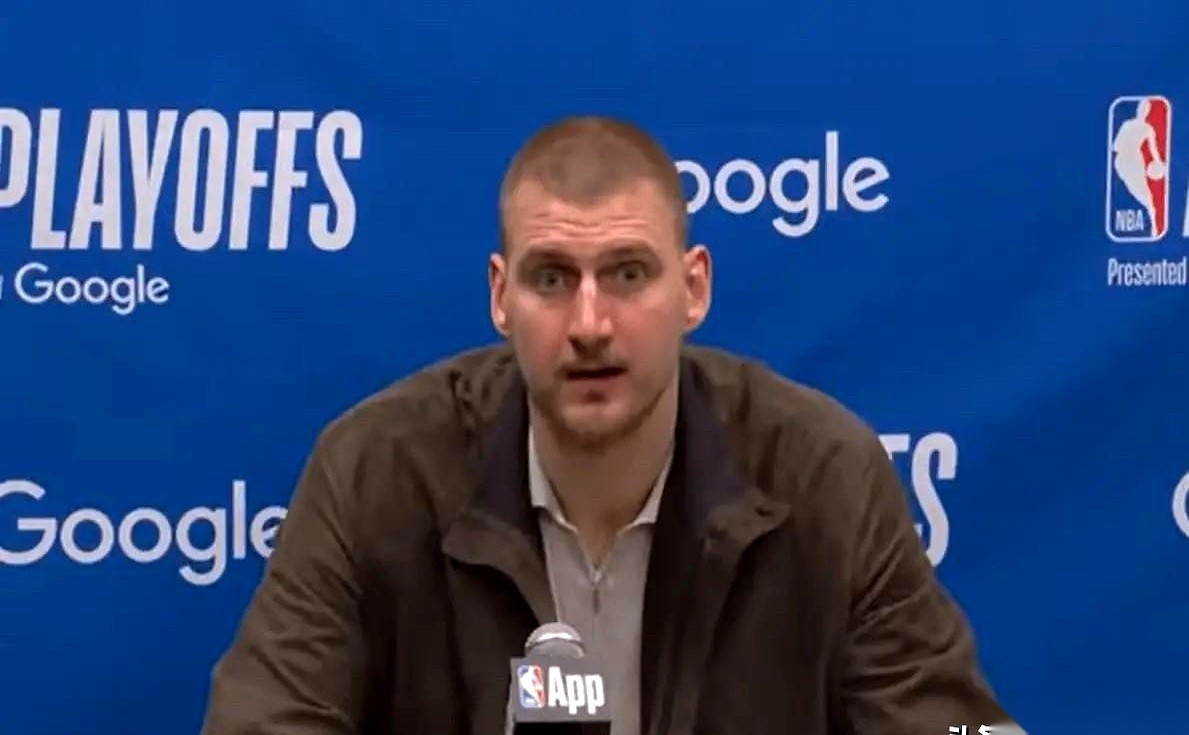 赛后，记者把话筒怼到约基奇嘴边：“最后冲上去跟人干架，后悔吗？”他面...