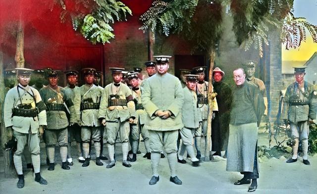 1924年10月23日，冯玉祥率部队抵达北京。他威风凛凛地站在警卫前面。这些警卫