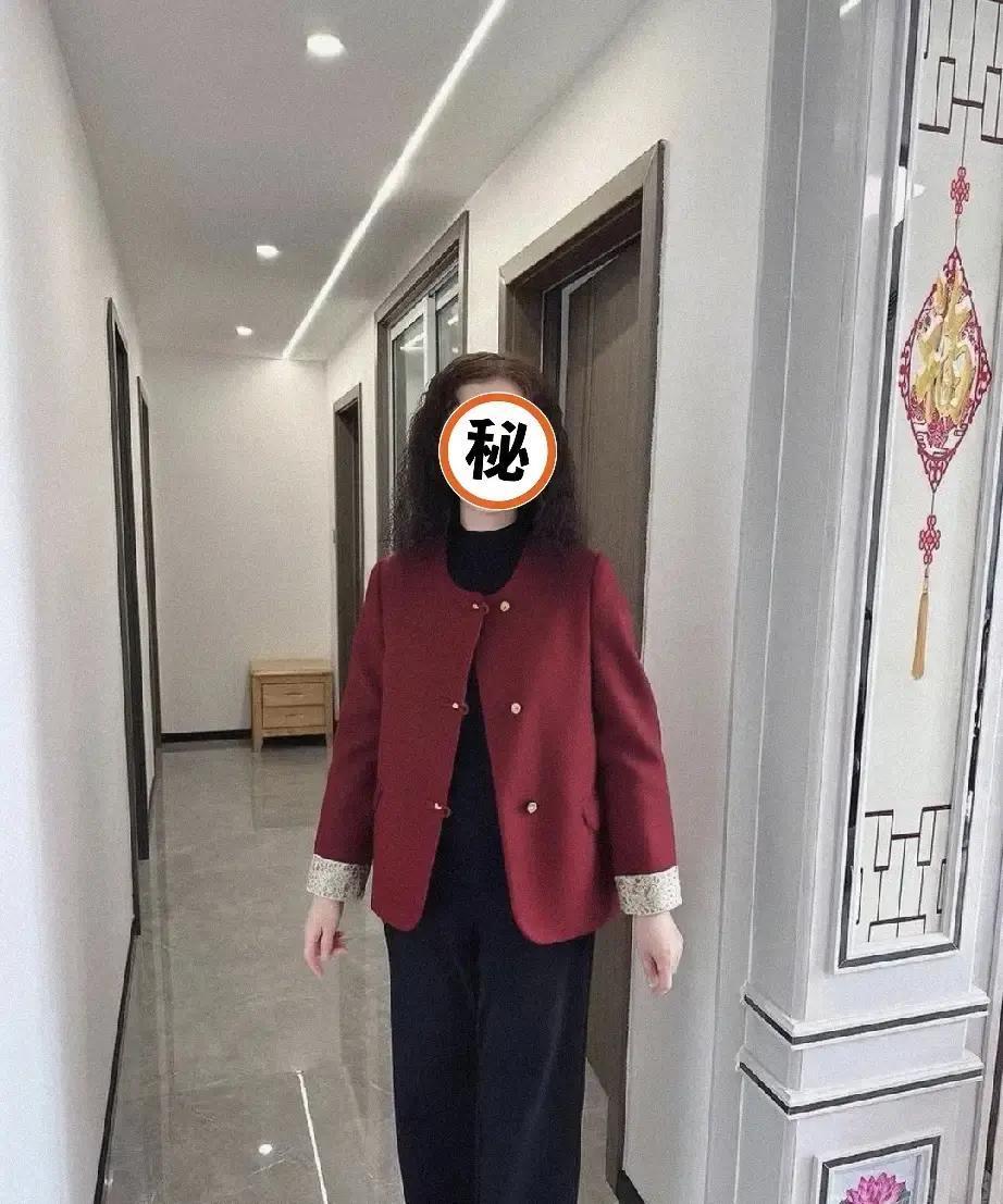 200块红外套被我妈当场退货她嫌艳，说60岁穿红像老妖精。我憋着火，把衣服