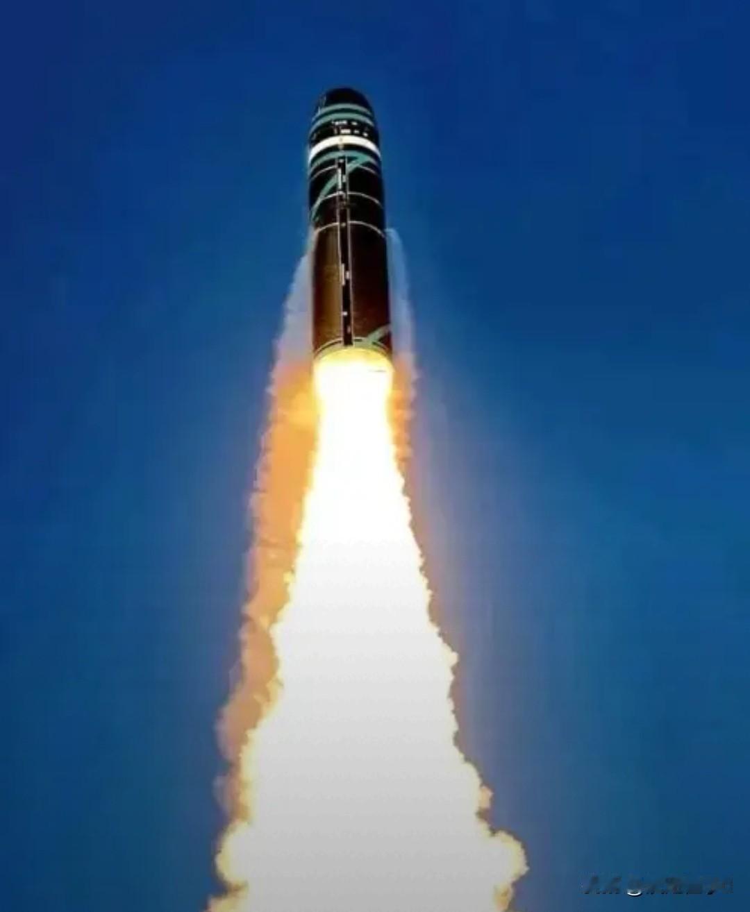 刀架脖子上，伊朗突然松口认怂伊朗总统公开弃核并敞开核查。美军双航母压