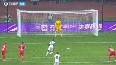 王国明“喷水笑”，中国足坛又出名场面足协杯决赛，北京国安对阵河南，比赛进行到9