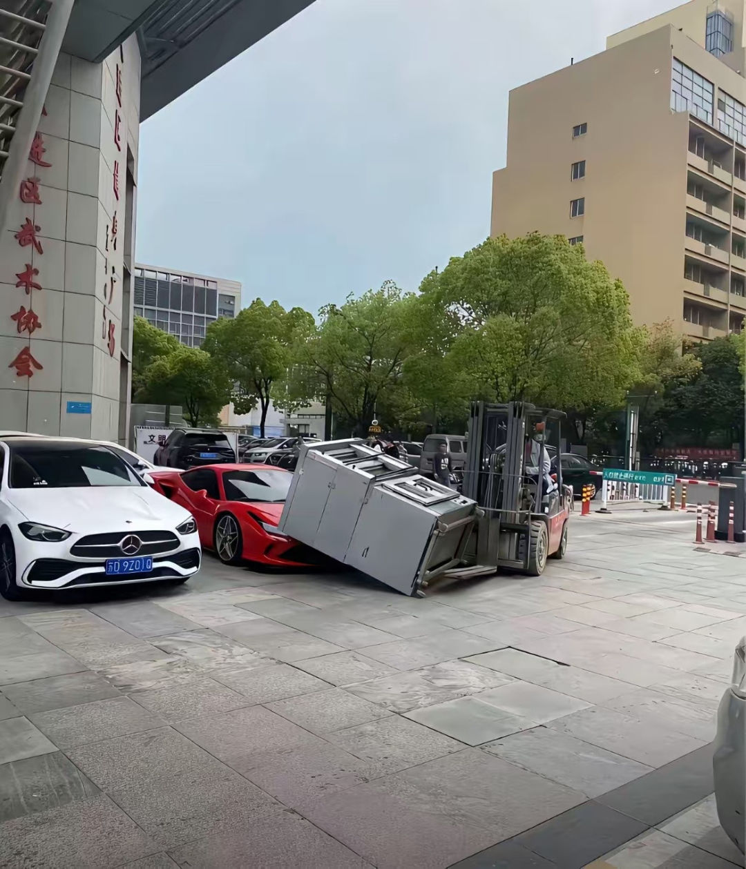 吓死了，差点砸到奔驰​​​