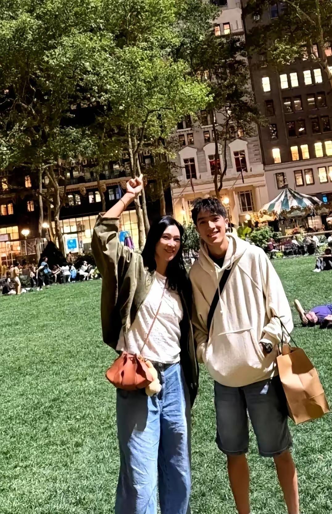 优秀的基因，让人羡慕。李克勤快60岁了，一头浓密的黑发，脸上也没什么皱纹，