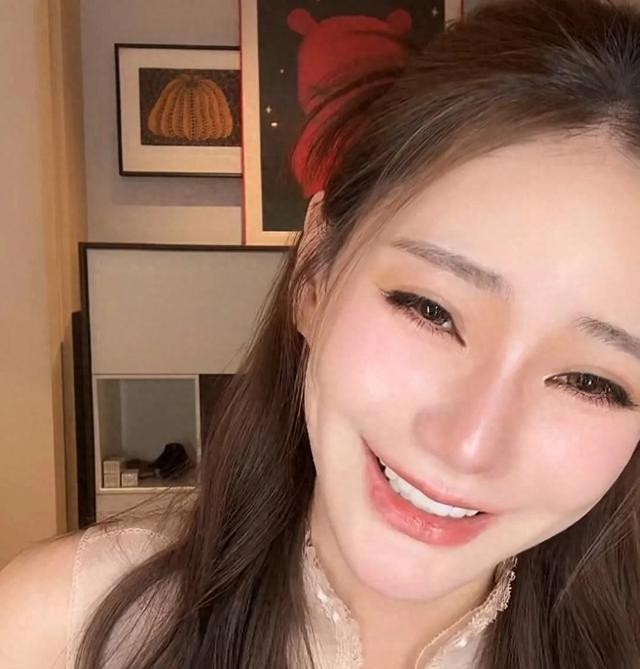 马筱梅中式风格亮相直播间！歪发髻，欧根纱高领上衣是亲妈送的！马筱梅直播又