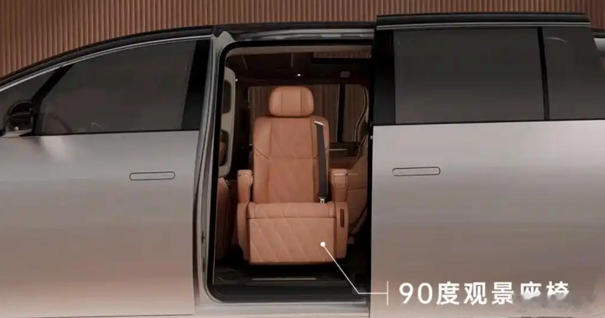 零跑首款旗舰MPV零跑D99内饰正式曝光，主打实用灵活，兼顾家庭与商务场景。车