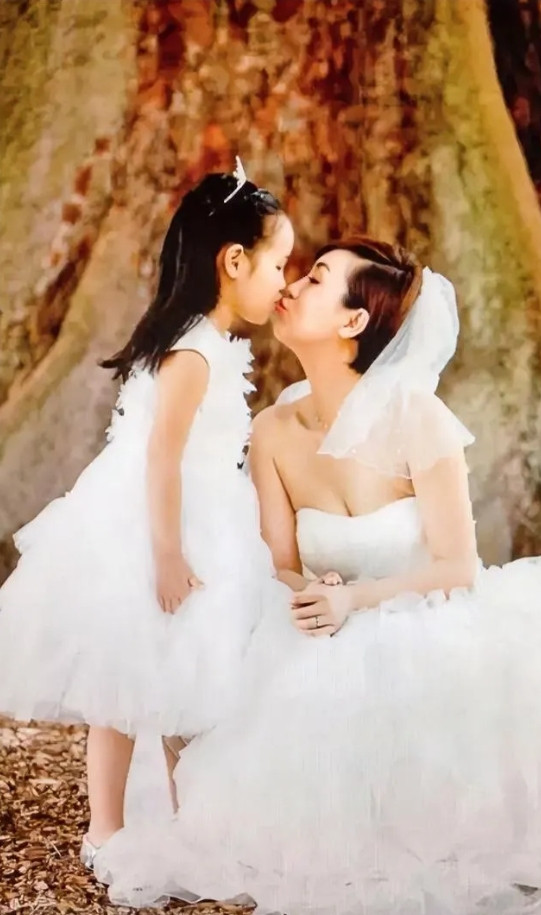 朱媛媛女儿“本本”8岁就上央视，琴棋书画样样精通，也曾在《送你一朵小红花》中