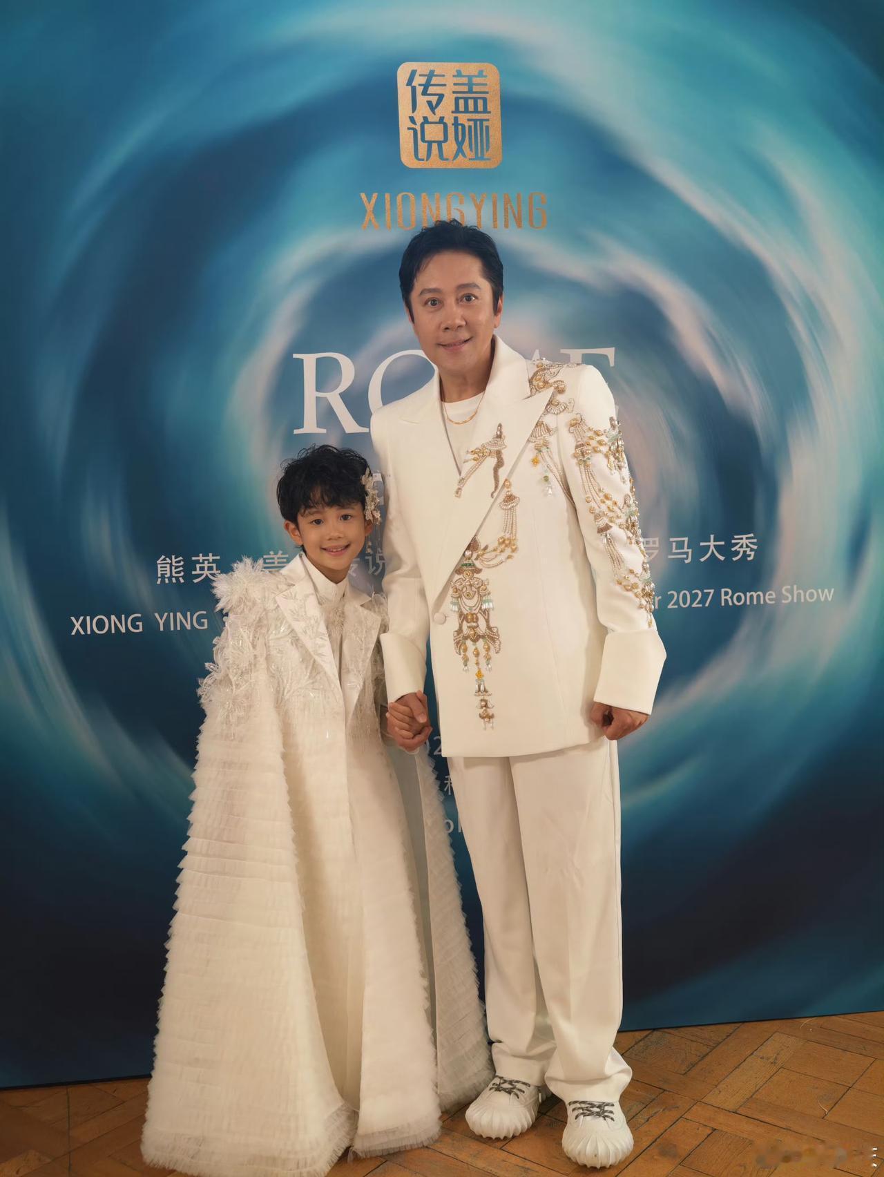 蔡国庆：承勋，等会儿上台别紧张，步子迈大点，肩膀打开，跟爸以前上台唱歌似的，别缩