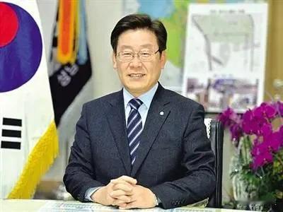 李在明也像尹锡悦一样仇中、亲美、媚日吗？我们都知道，韩国上一任总统尹锡悦是特别