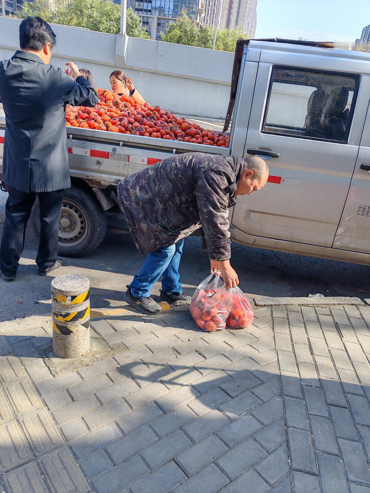 柿子跟白捡差不多11月20日，坐标西安。此刻我经过辛家庙永裕路口，发现有一个卖
