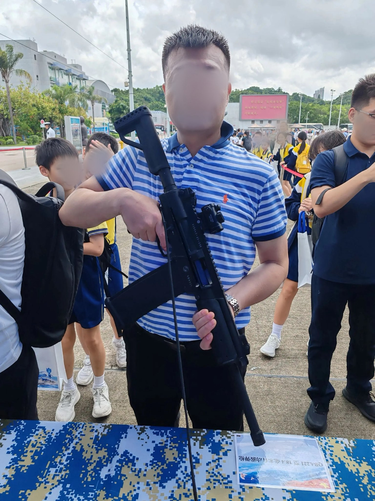 QBA221自动霰弹枪，可以没拍到瞄的铭牌，这是公发还是淘宝款
