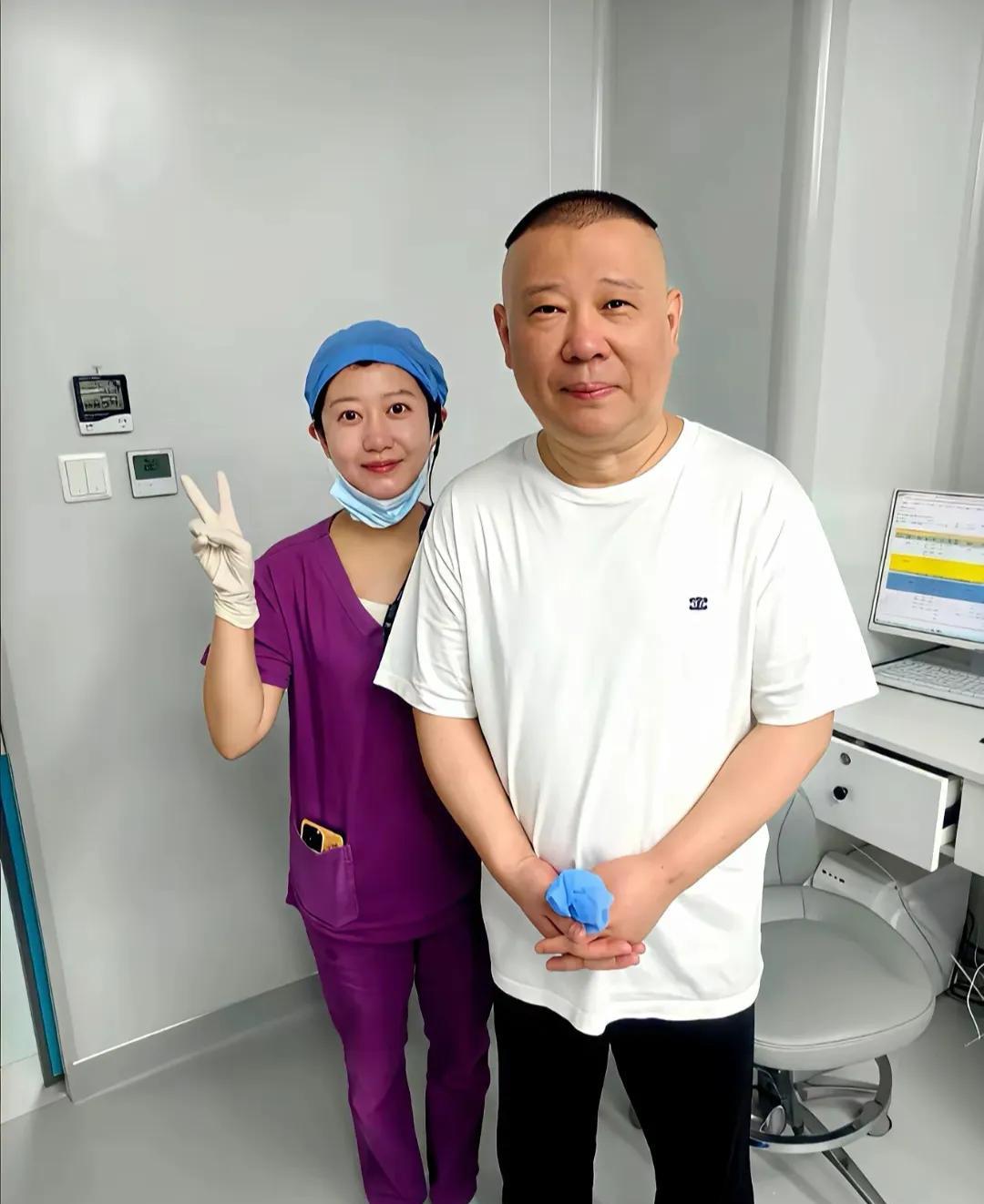 想象一下，你正在给患者看牙，一抬头，发现这位疼得龇牙咧嘴的病人，竟然是相声大腕郭