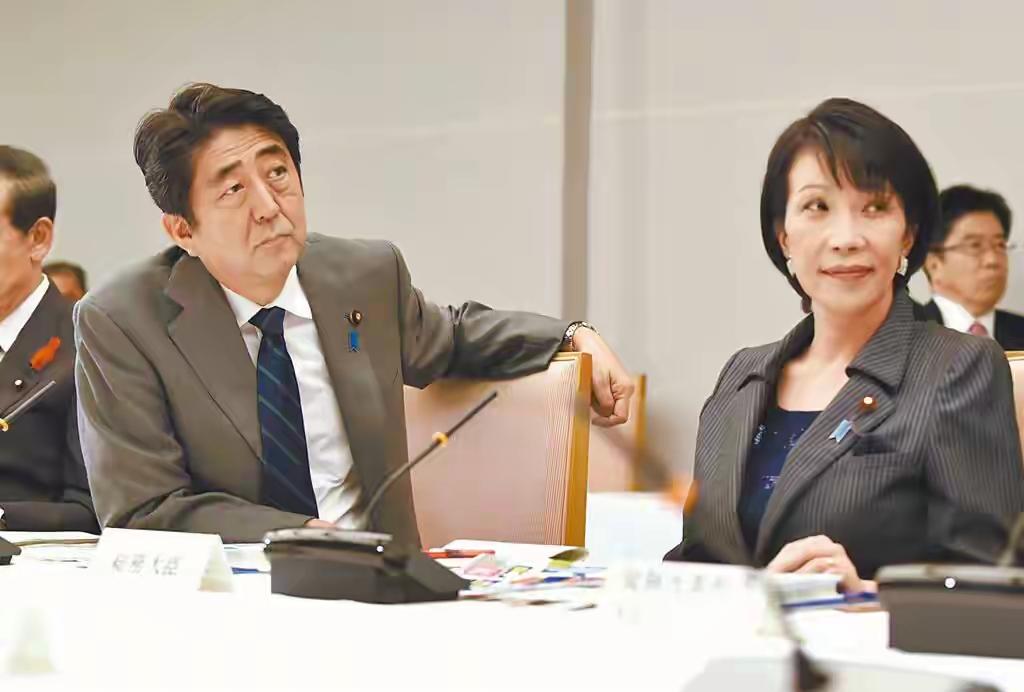 中层就是大头兵，上边等你拿成绩，下边不听你现在年轻人机会多多，机关流行提拔都年