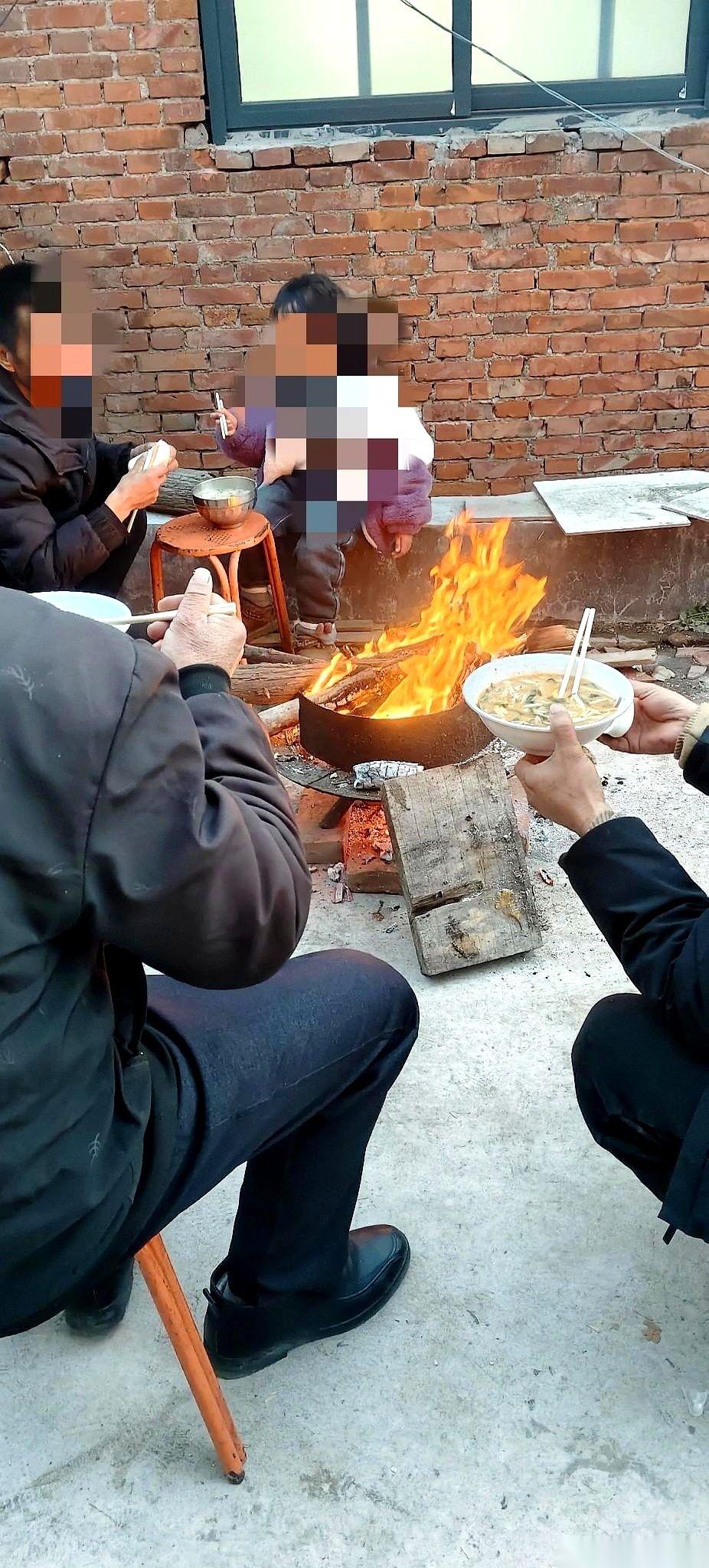 老李老婆走了，村里请来抬棺材的几个壮汉，手都背在身后，说啥就是不碰那口棺材。人