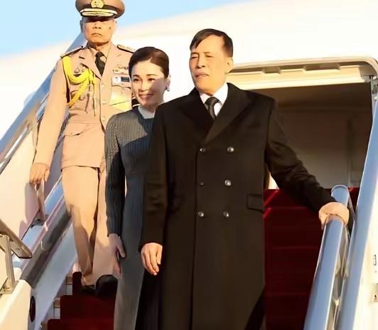 3月16日，苏提达王后陪泰王抵达老挝访问！苏提达王后这次亮相，依然是美的令人陶