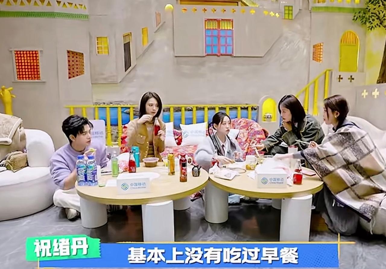 祝绪丹与哈妮克孜轻松闲聊小时候的生活日常，祝绪丹率先开口：“我小的时候基本上没有