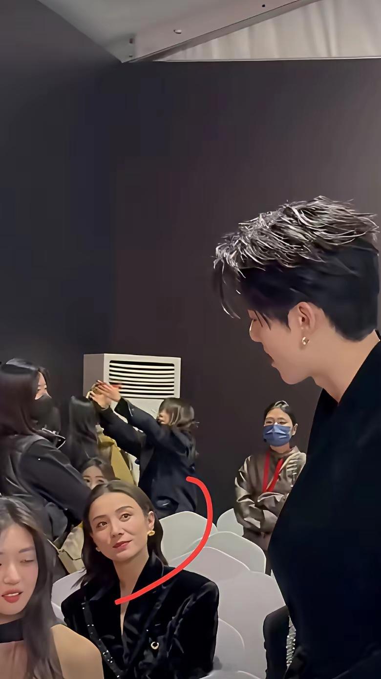 连影后宋佳都觉得帅，盯着看的男人。他到底是谁啊？大家快给我看看吧！