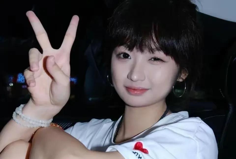 杨瀚森女友曝光，两人共同游新疆！近日，杨瀚森也是处理好了自己的事情，接下来也是