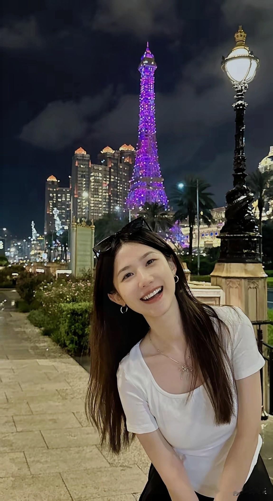 巴黎铁塔夜影璀璨，浪漫漫溢，少女浅笑嫣然，温柔相伴。手机随手拍记录美好点滴用