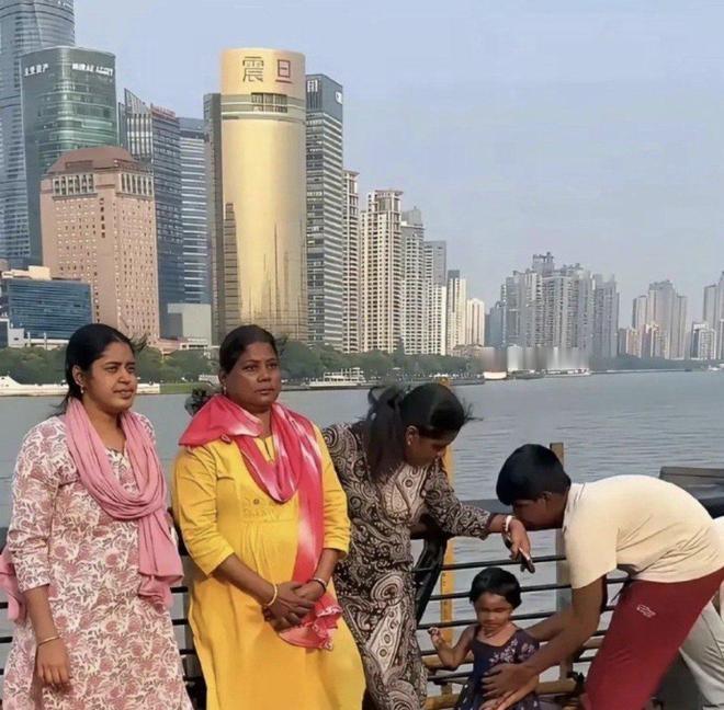 上海外滩最近确实多了不少印度人，不是网上说的“难民潮”，就是签证到期没走、学生放