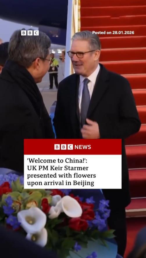 1月28日外媒BBC报道斯塔默抵达北京画面！英国首相身后的舷梯铺着的红毯很抢镜，
