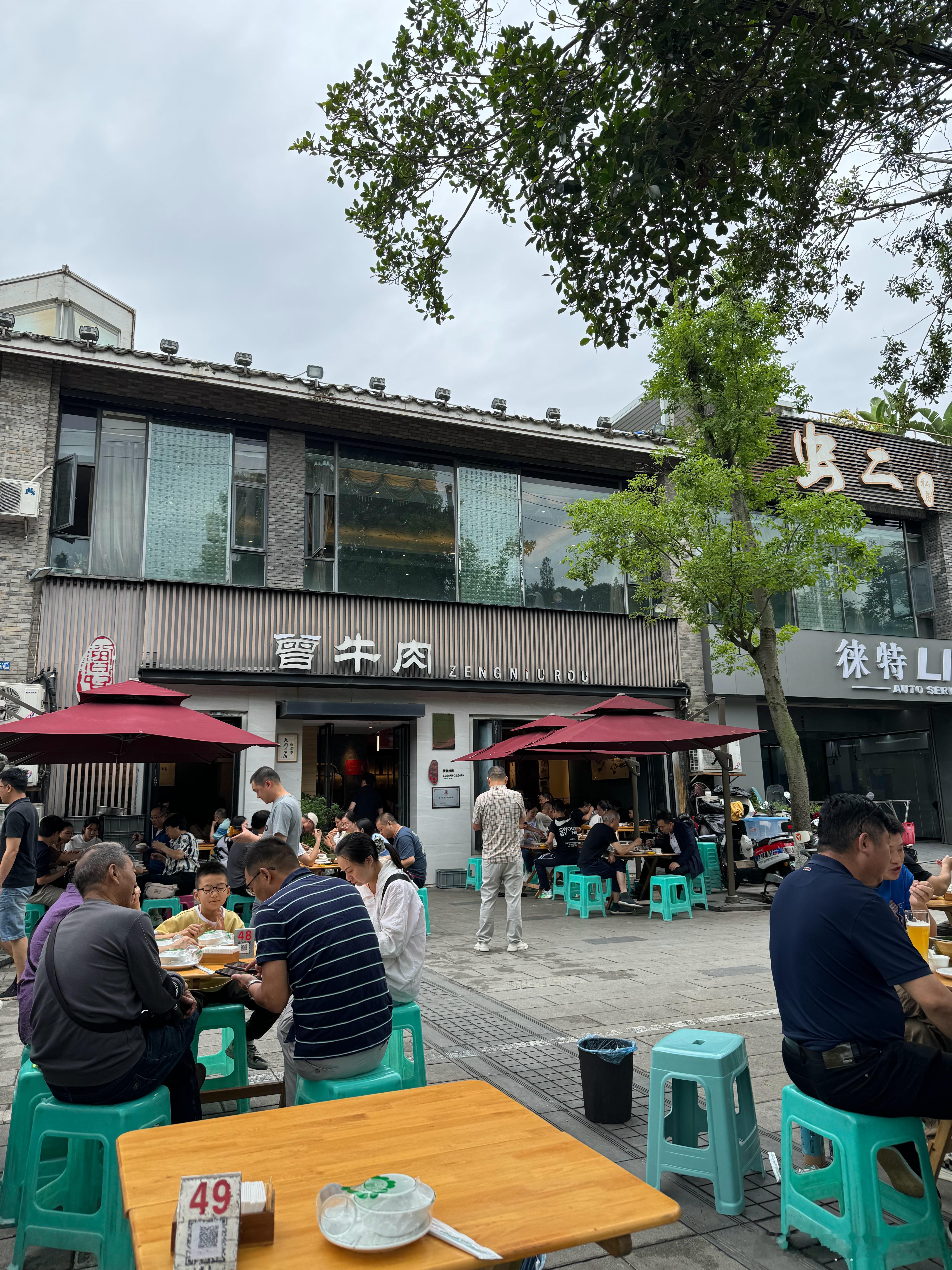 来成都逛完金沙遗址，可以到旁边吃个饭。前面是麻婆豆腐温鸭子滇味餐厅什么的，