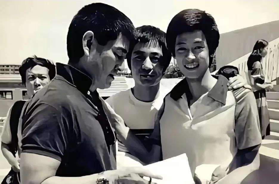 1986年，20岁的王志文迎来了人生中一个难忘的时刻。在一张珍贵的合影里，他站在