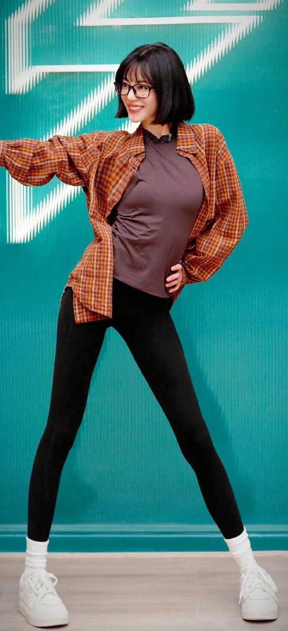 李溪芮这组穿搭杀疯了！格子衬衫+瘦身裤=行走的腿精模板谁懂啊！李溪芮这套“