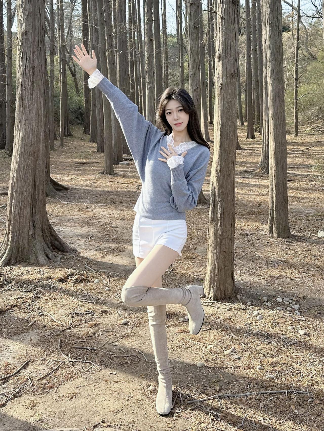 浅灰色毛衣搭配白色短裙+长靴子棕色短裙穿搭灰色修身裙穿搭灰色裙子穿搭灰色时