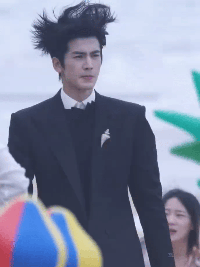 张凌赫怎么顶着这个头发都能这么帅啊[笑着哭]​​​