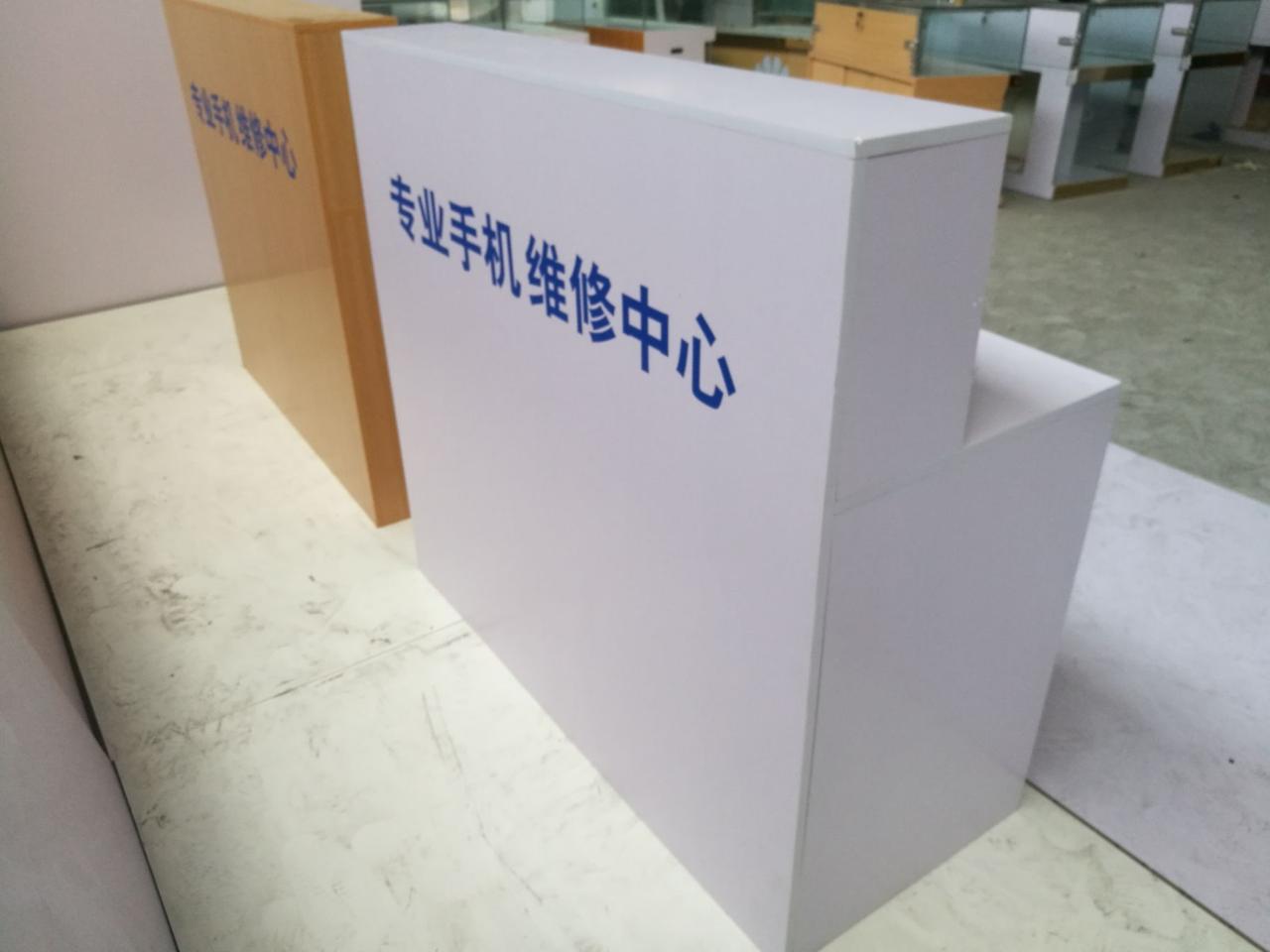 修手机翻了客户15分钟相册，店老板被拘留7天，罚款700。这事出在成都。陈先