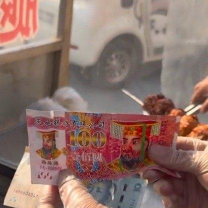 这几天刷到山东一位奶奶的新闻，看到评论区都在哭。七十多岁的奶奶，揣着卡片、冥币去