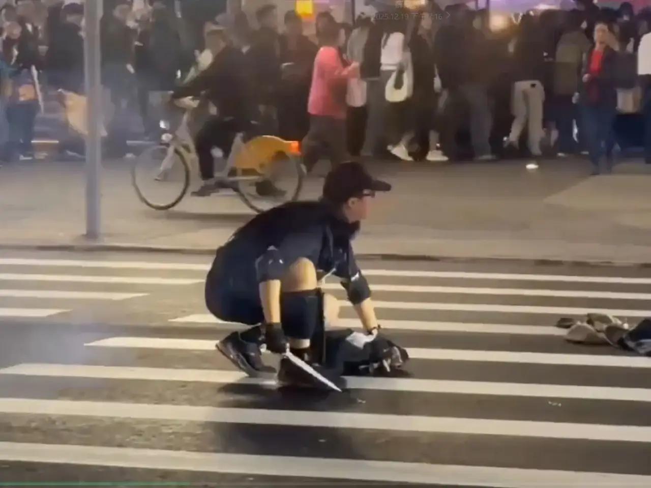 昨天，台北车站发生一起投掷燃烧弹，并持刀砍人的案件，凶犯张文，今年27岁，因为妨