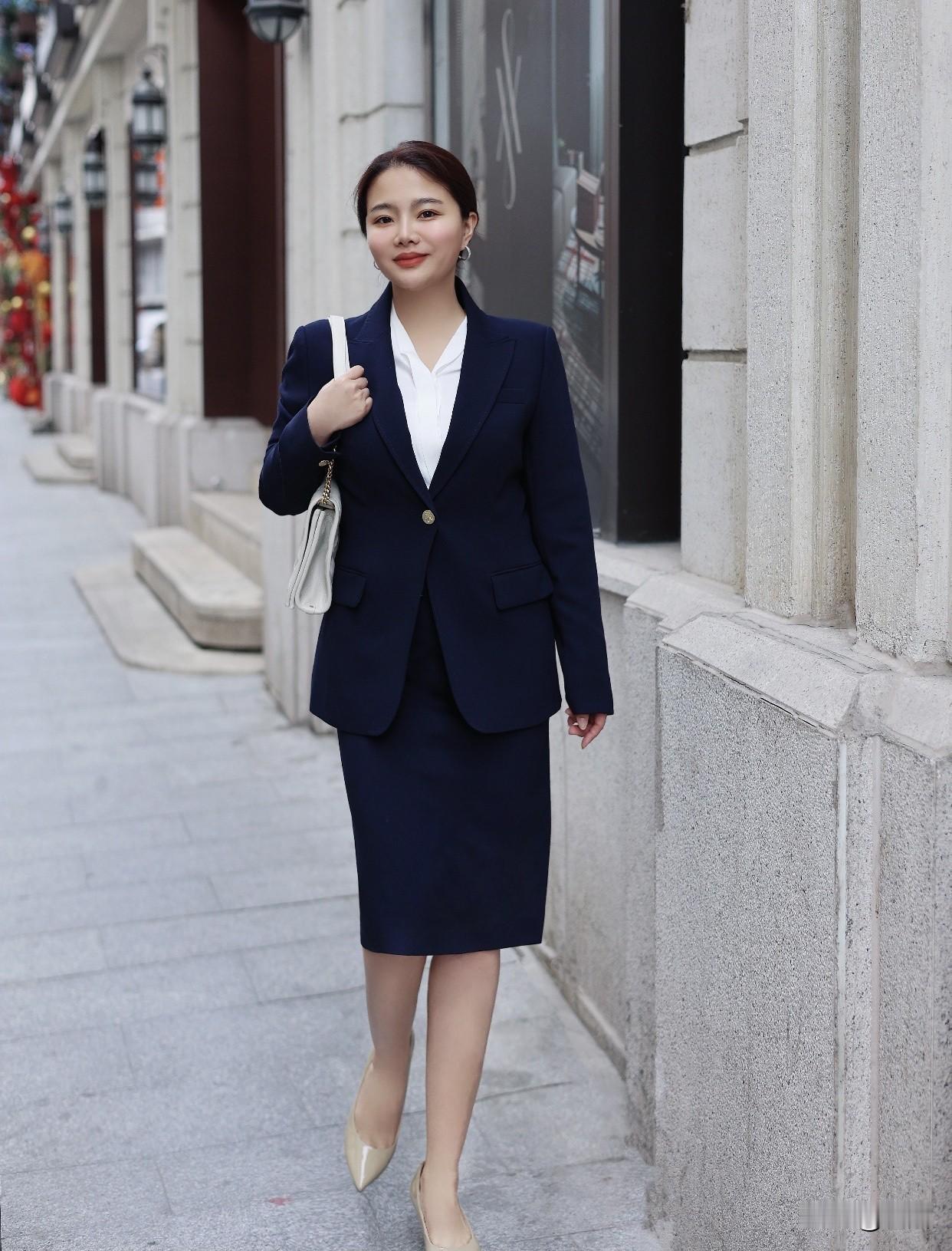 上班通勤应该怎么穿才有气质?蓝色职业套装搭裸色高跟鞋，干练中不失优雅