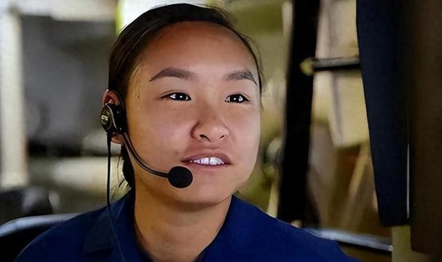 美女帮老美警告中国海军这事儿真让人窝火！一个中国妹子，
