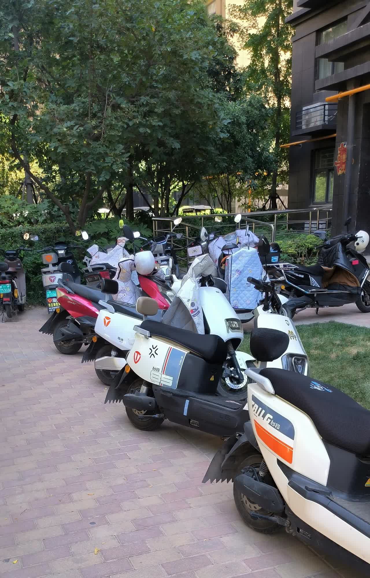 我认识一个上市公司老总，他们一家有个行为让我百思不得其解。这个老总和我一个小