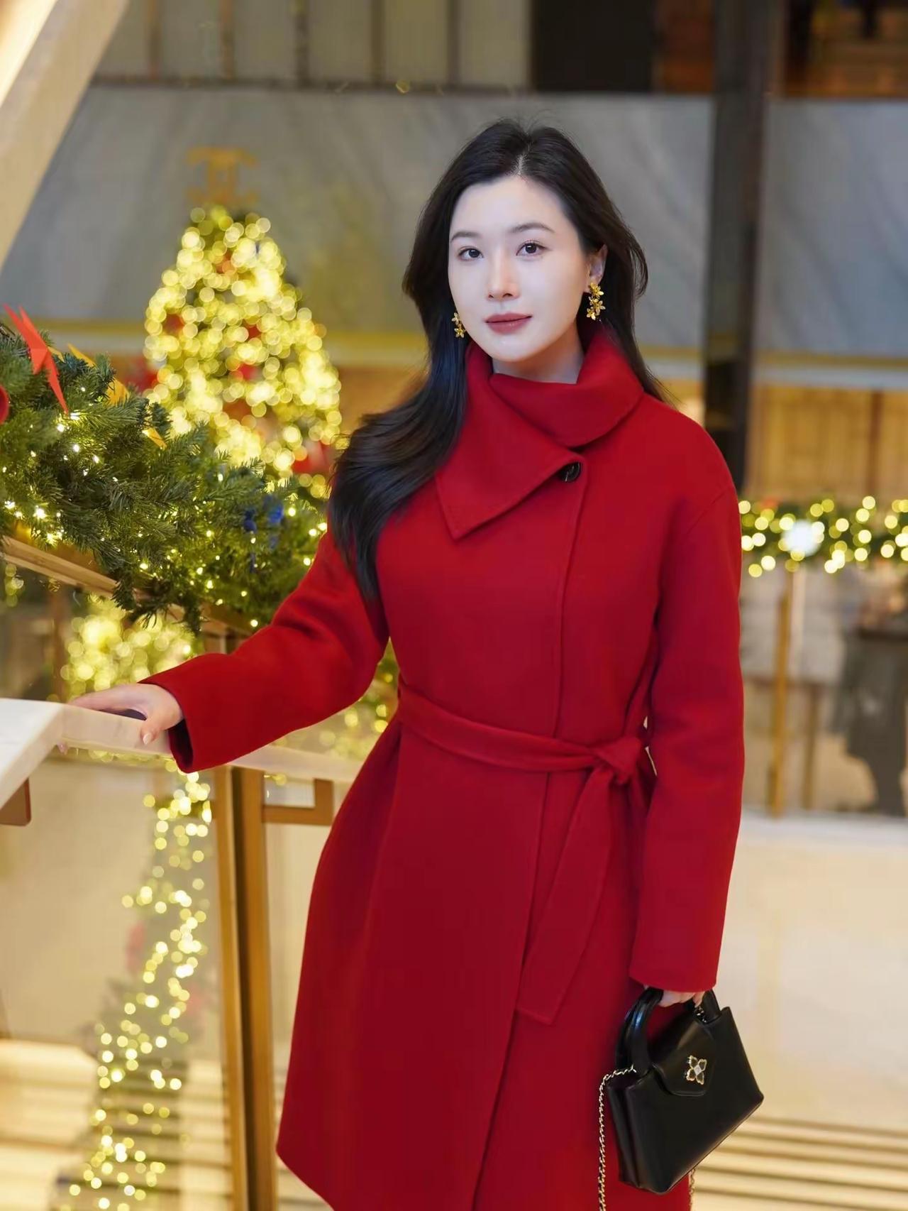 萧瑟的秋风中，开出属于自己的精彩。花瓣层层叠叠，像是精心雕琢的艺术品，每一朵都有