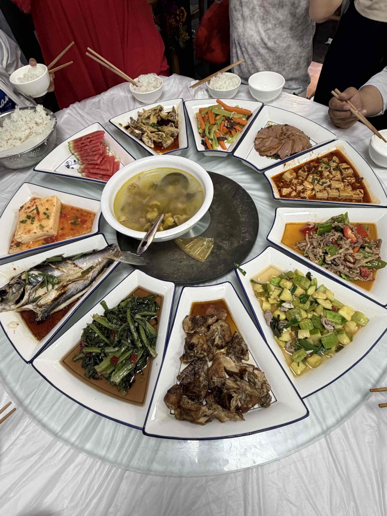 今天中午，我们西安贵州旅游团，在贵州镇宁县的黄果树瀑布游玩，中午，就在景区里面的