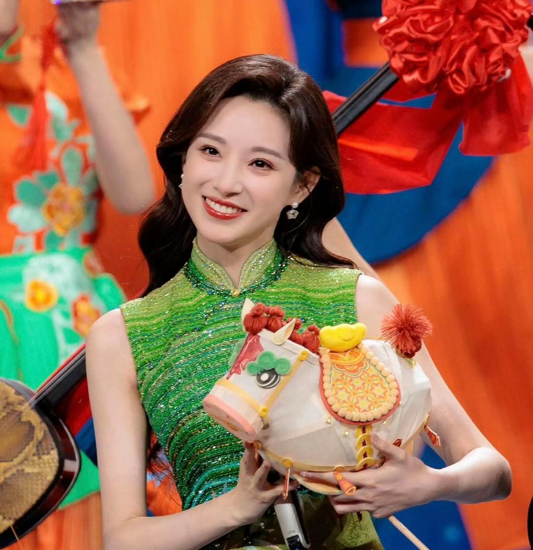 元宵晚会看完我算是发现了，央视主持人们的内卷，从春晚到元宵就没停过。都说过