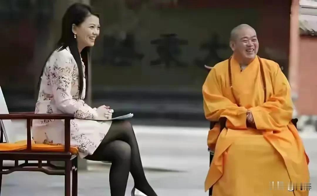 当今社会两大未解之谜分别是：李宇春的长红和李湘的多金。李宇春红的莫名其妙、红的
