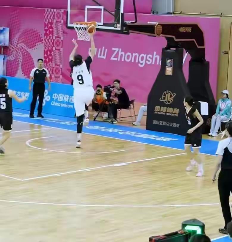 这种身高和其他女篮队员根本不是一条线上，优势实在太大了。很多女篮队员1米8，张子