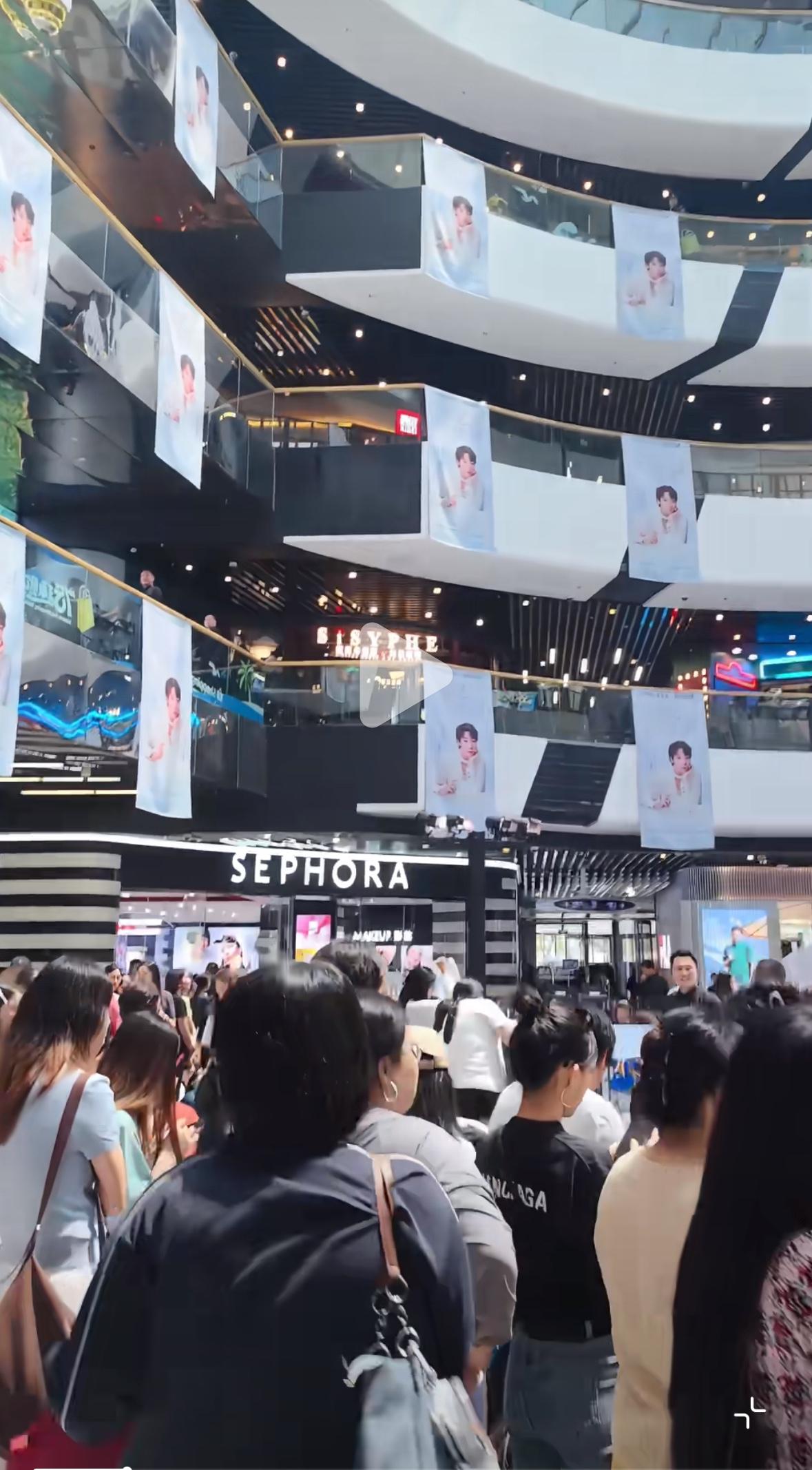 7月21日王曼昱见面会下午两点开始，还没有开始，现场已经人山人海啦！王曼昱出席