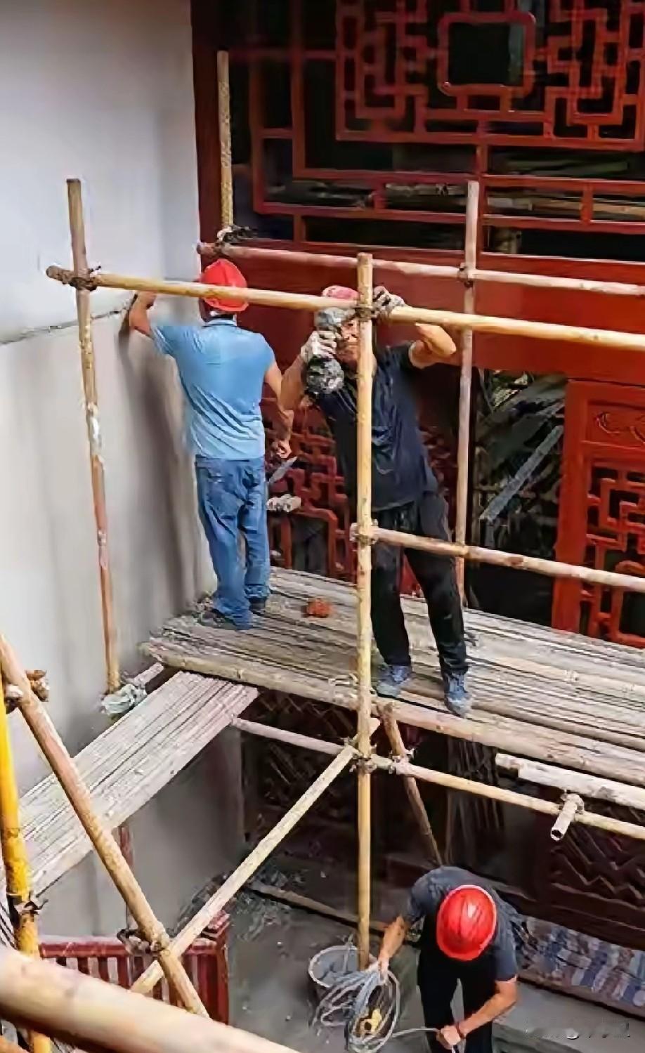 出大喜事了，广西平乐县己开始维修王虹老家的房子了，网友说：王虹其实根本不在乎修不