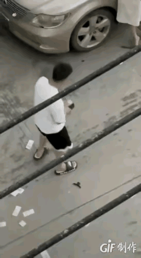 及时止损吧，赶紧离开他，不然小命不保。男女吵架，男的戾气太重，下狠手，先是