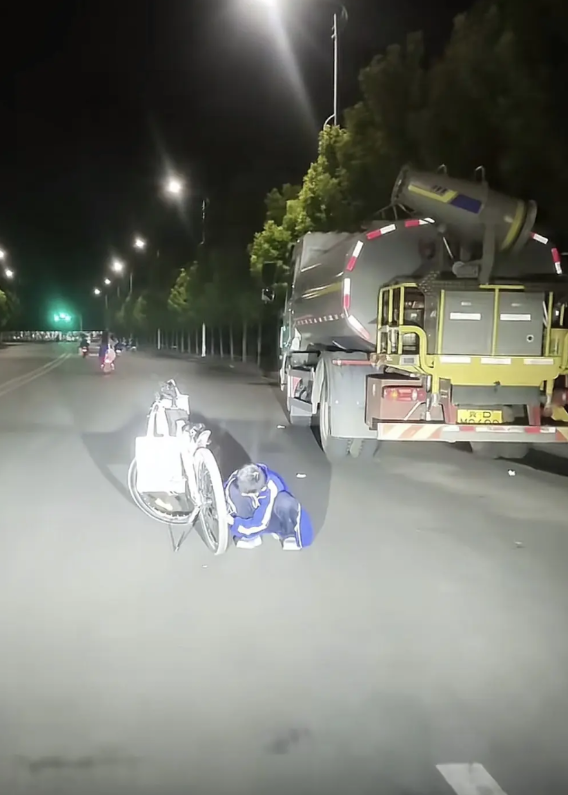 晚上下班回家路上看到一个放学回家的男孩，蹲路边一边摆弄自行车别一边哭，天都黑了我