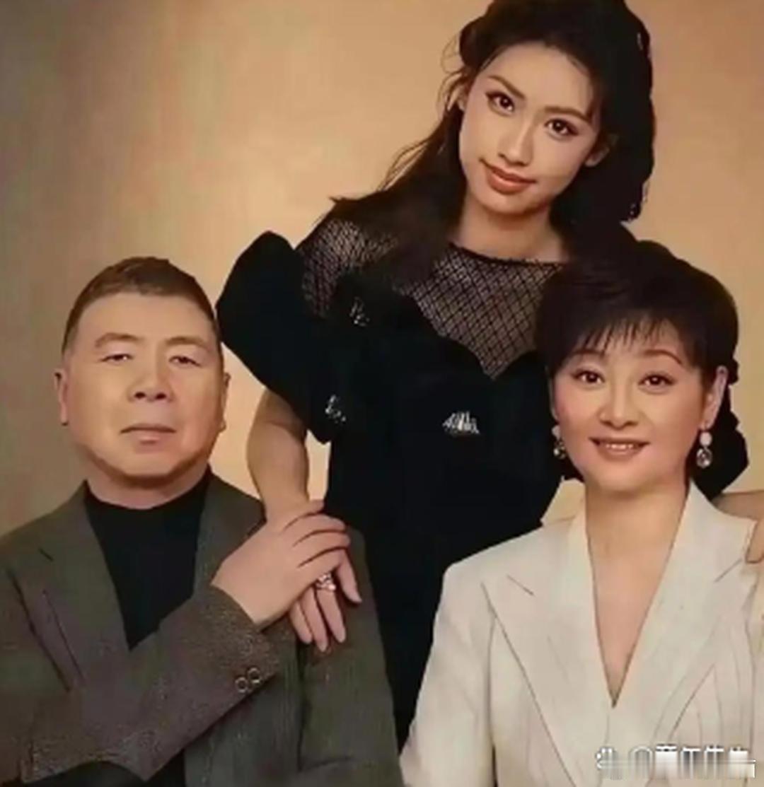 别猜了，冯小刚女儿身世早不是秘密。2007年，他俩从重庆福利院领回一两岁的徐朵。