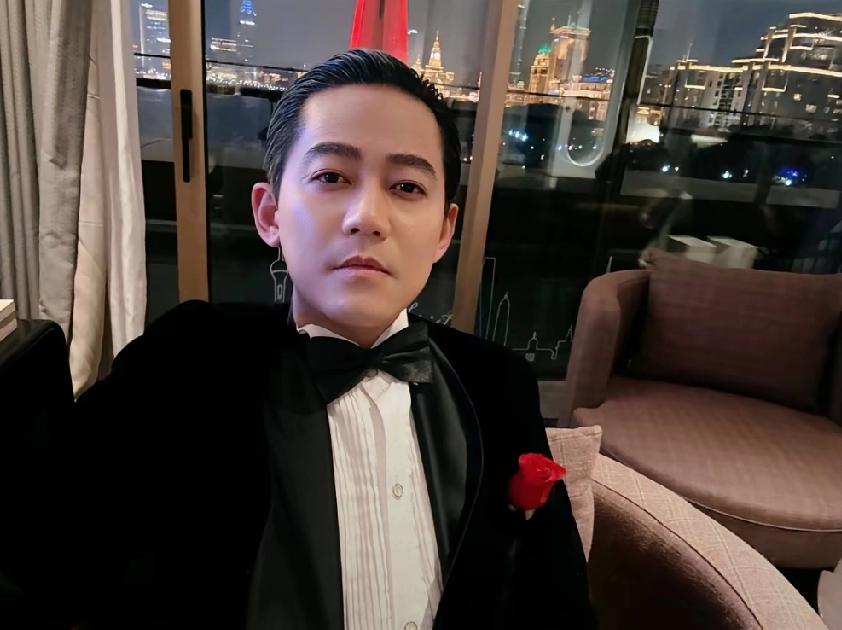 苏醒模仿周润发造型，比周润发还帅。